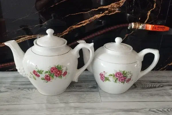 کتری چینی گل سرخ|قوری، کتری، قهوه‌ساز دستی|سبزوار, شرق کال عیدگاه|دیوار