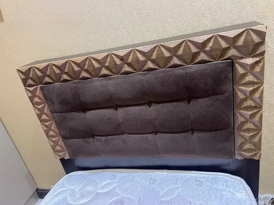 تخت یک نفره کاملا سالم و تمیز و تشک یک نفره(فوری)|چراغ خواب و آباژور|رشت, گلباغ نماز|دیوار