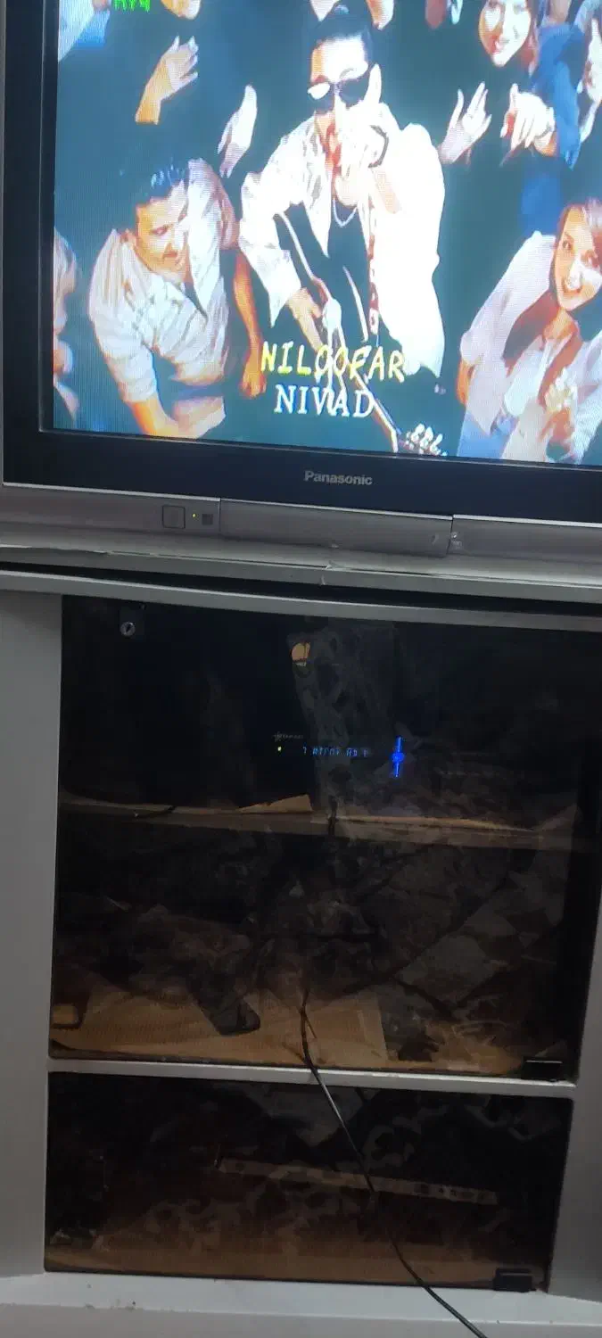 تلویزیون 29اینچ پاناسونیک اصل با میزش|تلویزیون و پروژکتور|لنجان, |دیوار
