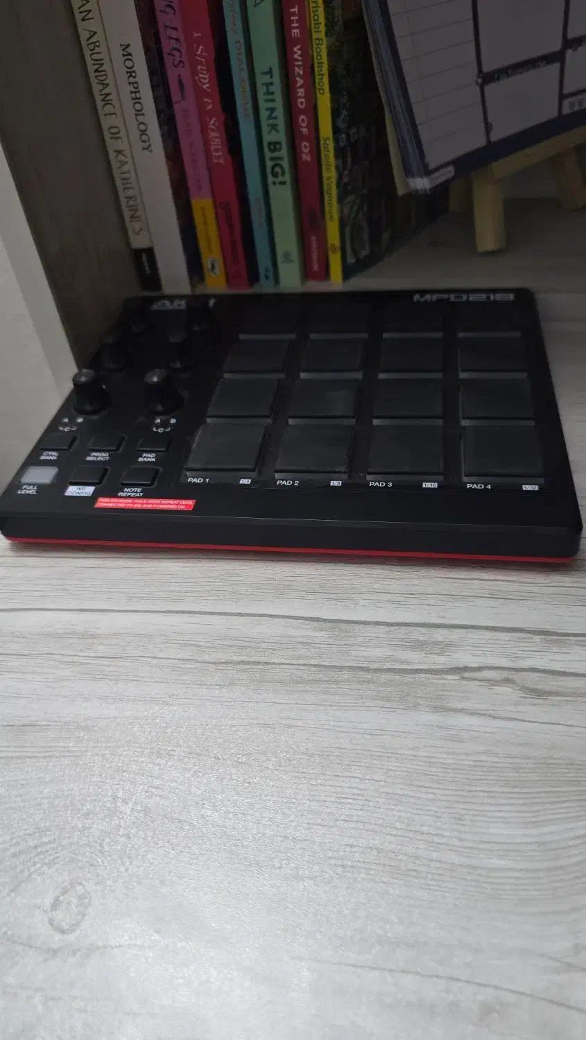 میدی کنترلر  MPD 218 نو با جعبه و متعلقات|آلات موسیقی|صدرا-فارس, فاز ۱|دیوار