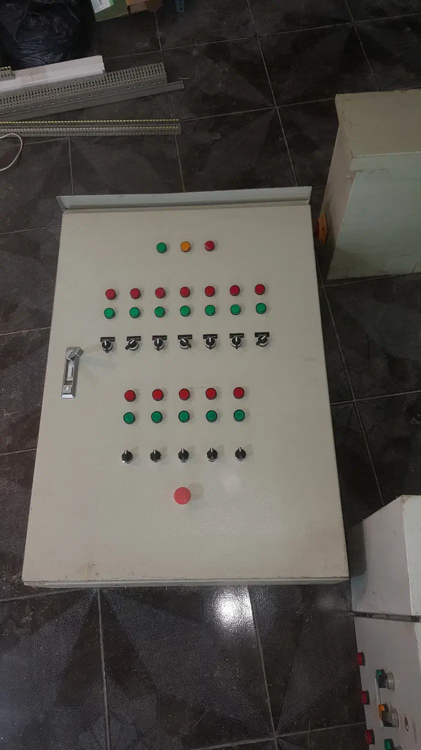 مونتاژ انواع تابلو برق-برق -الکترونیک-تعمیرات|خدمات پیشه و مهارت|فردیس, شهرک ۱۱۰|دیوار