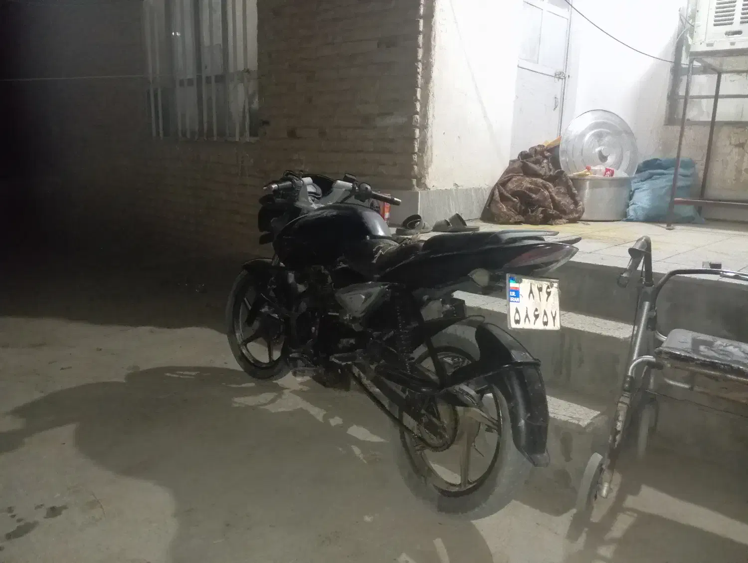 متور پالس 135|موتورسیکلت|زاوه, |دیوار