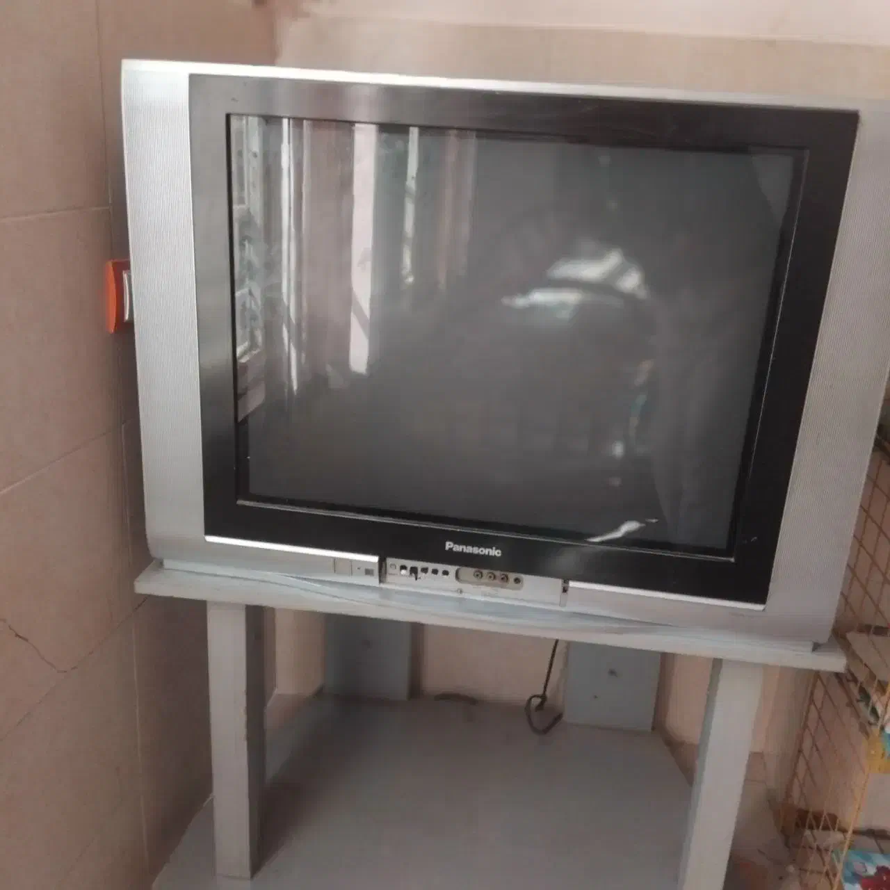 تلوزیون29اینج پاناسونیک با میز|تلویزیون و پروژکتور|خوی, |دیوار