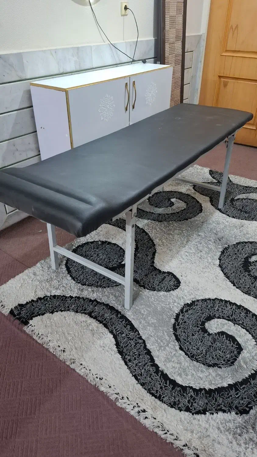 صندلی تخت و آیینه آرایشگاه|آرایشگاه و سالن‌های زیبایی|شاهین‌شهر, گزبرخوار|دیوار