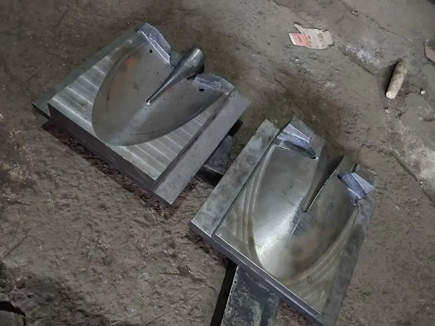 فروش قالب بیل و کلنگ به همراه لوازم کارگاهی|ابزارآلات|ری, بازار آهن|دیوار