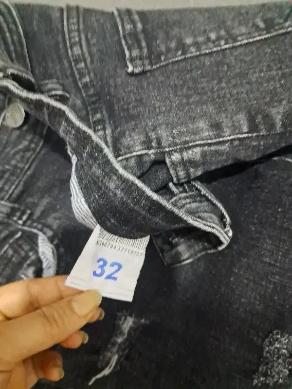 شلوارلی|لباس|قم, باغ شریفی|دیوار