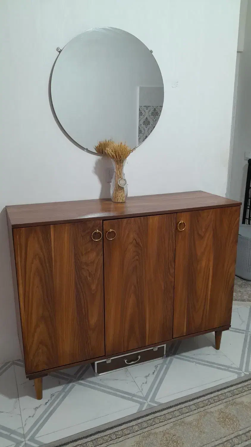 یک عدد کنسول و یک عدد میز TV|بوفه، ویترین، کنسول|باغستان, |دیوار