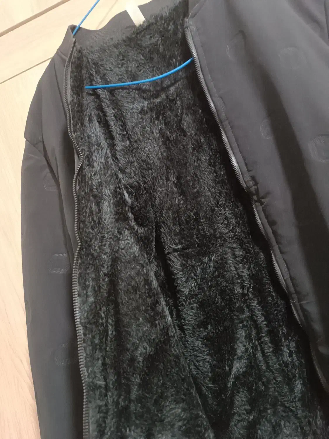 کاپشن|لباس|مشهد, مقدم|دیوار