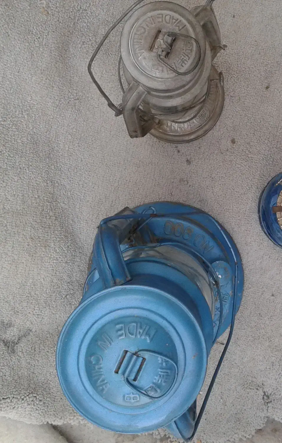 چراغ فانوسی نفتی و گرد سوز|کلکسیون اشیاء عتیقه|کازرون, |دیوار