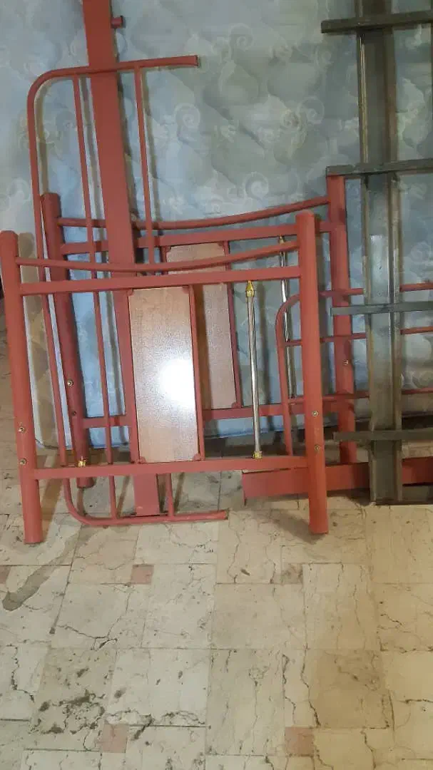 تخت فلزی کودک صورتی با تشک|تخت و صندلی بچه|لواسان, |دیوار