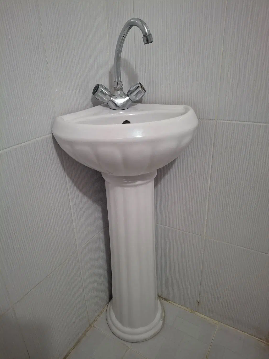 روشویی کوچک برای گوشه با شیر|لوازم سرویس بهداشتی|کرمانشاه, |دیوار