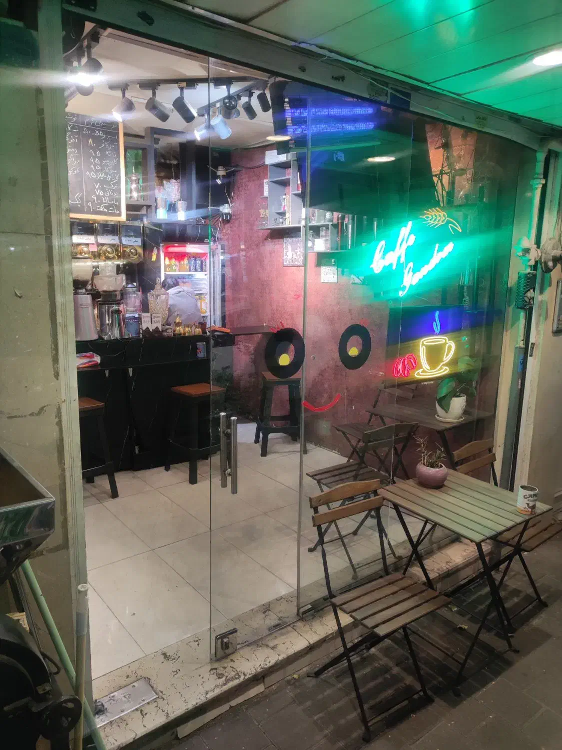 باریستا آشنا به بار سرد و گرم|استخدام خدمات فروشگاه و رستوران|تهران, دردشت|دیوار