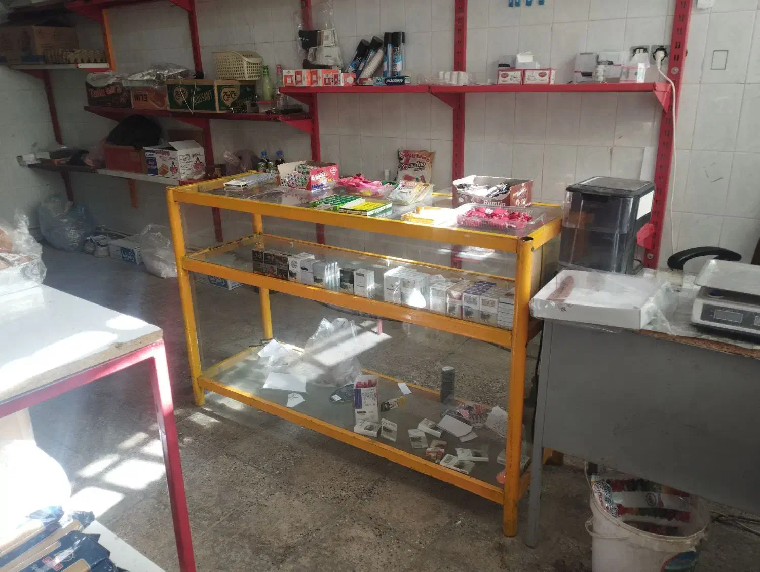 یخچال ایستاده و قفسه|فروشگاه و مغازه|زاغه, |دیوار