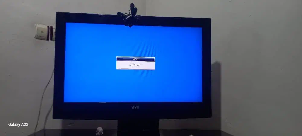تلویزیون ۳۲ اینج مارکJVS با میز شیشه ترک و دیجیتال|تلویزیون و پروژکتور|مشهد, نیزه|دیوار