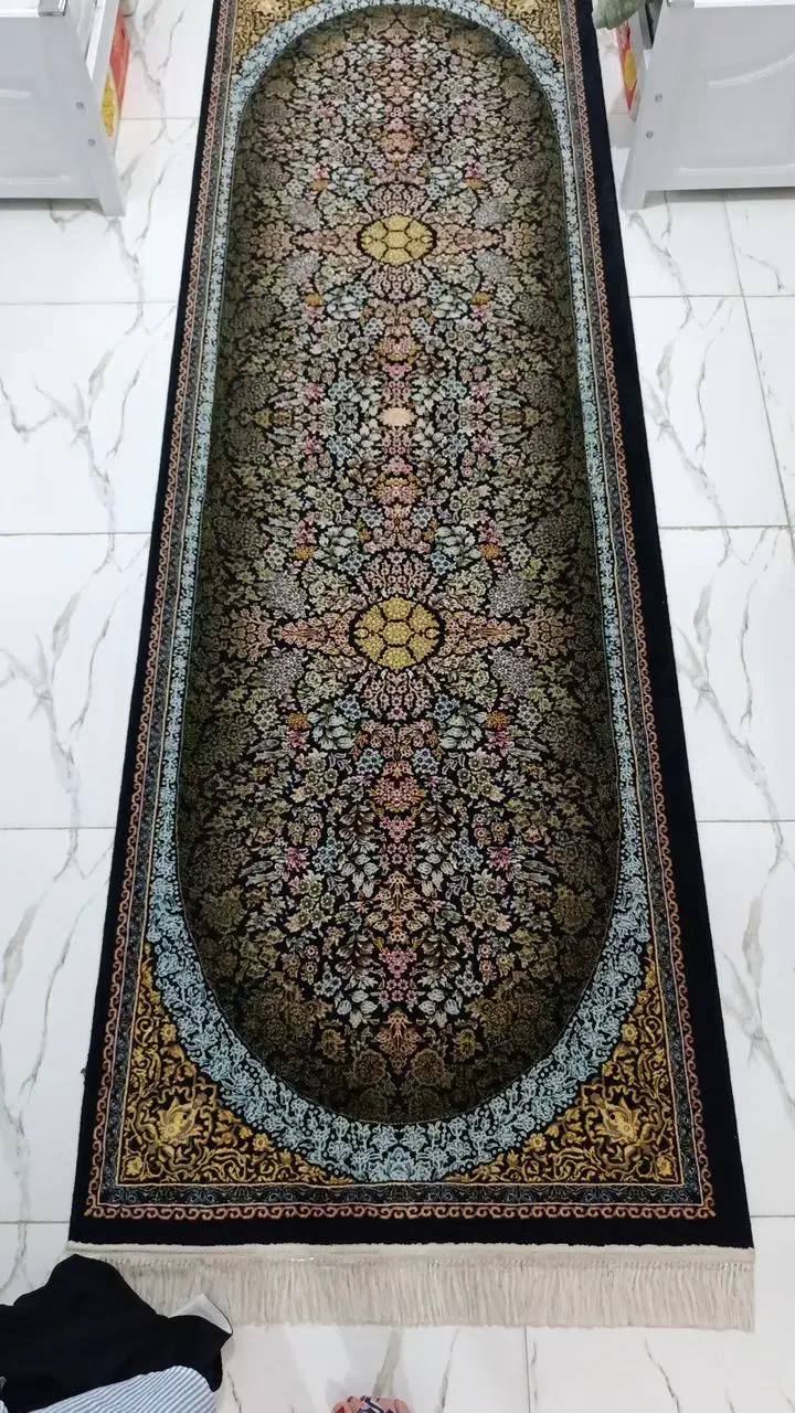 کنار فرش بسیار زیبا|فرش|بیستون, |دیوار