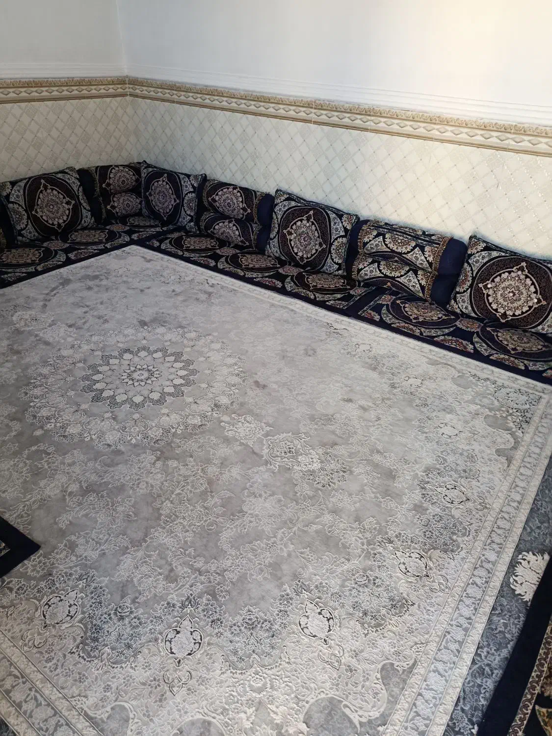 کناره و بالشت|رختخواب، بالش، پتو|باوی, |دیوار