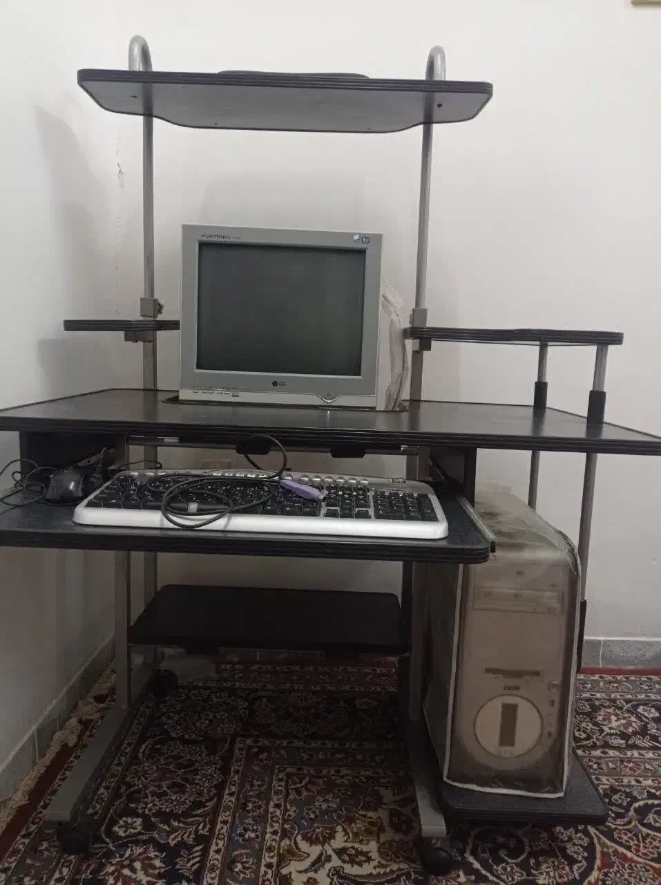 میز کامپیوتر همراه با مانیتور ال جی|میز تحریر و کامپیوتر|دزفول, |دیوار
