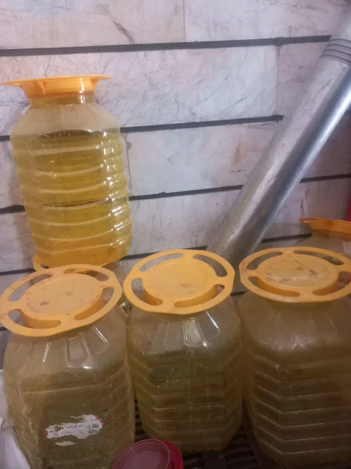 دبه خیارشور و زیتون در فلکه ای|ظروف نگهدارنده، پلاستیکی، یکبارمصرف|اقبالیه, |دیوار