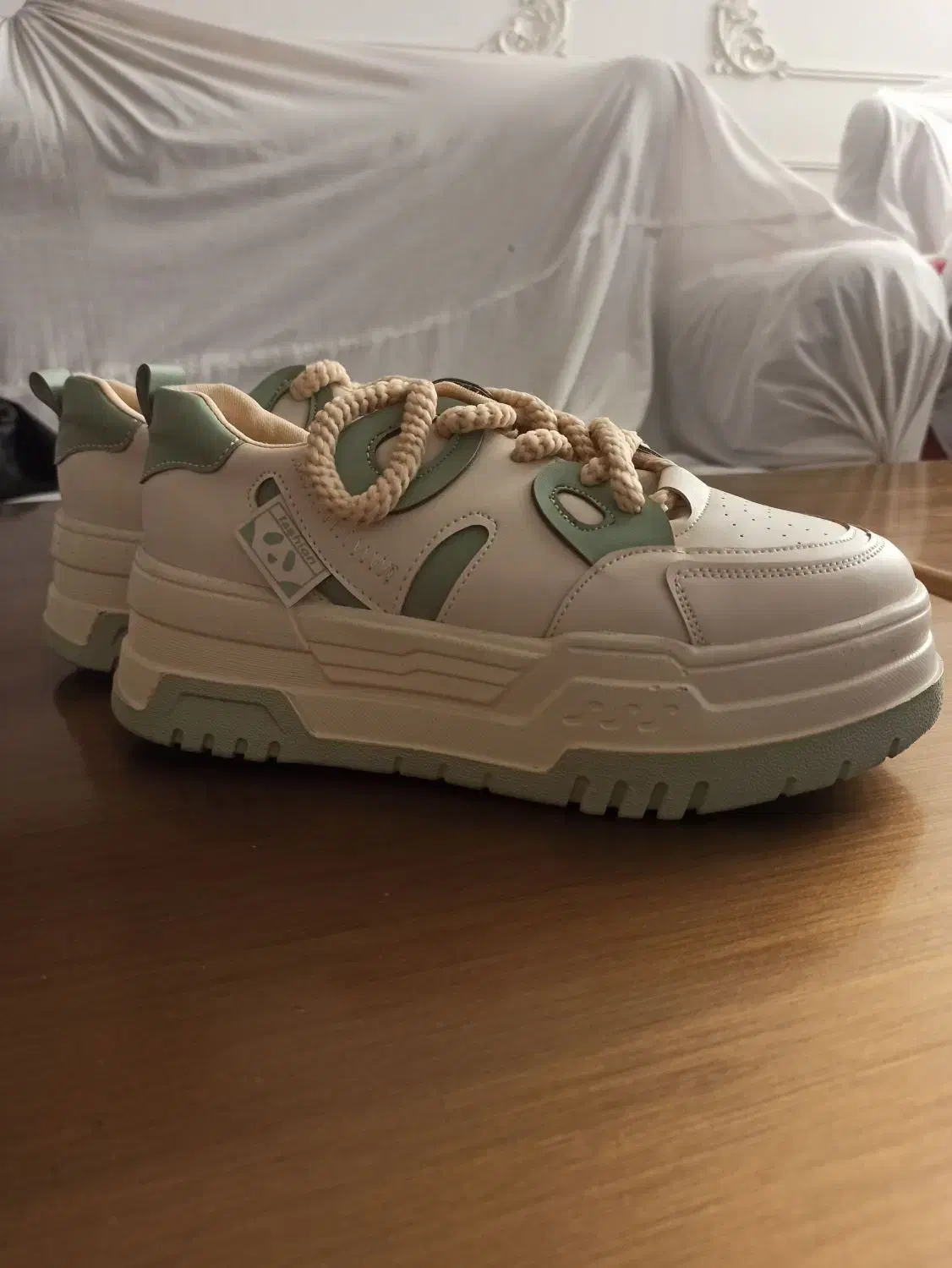 کفش|کیف، کفش، کمربند|قم, انسجام|دیوار