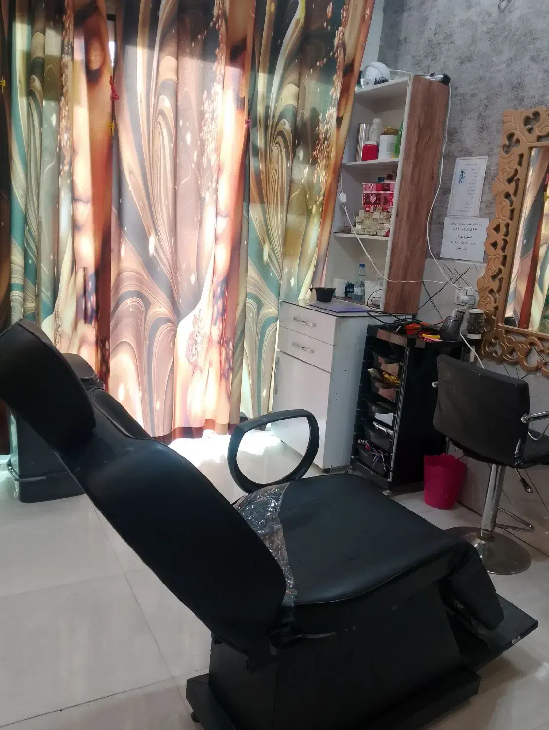 لوازم آرایشگاه زنانه|آرایشگاه و سالن‌های زیبایی|بومهن, |دیوار