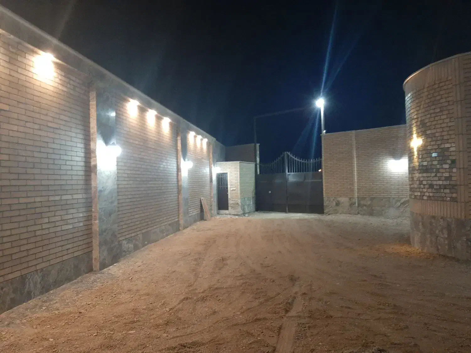 اجاره چهار دیواری همراه با ۱۴۰ متر ساخت مسکونی|اجارهٔ دفتر صنعتی، کشاورزی، تجاری|حبیب آباد, |دیوار