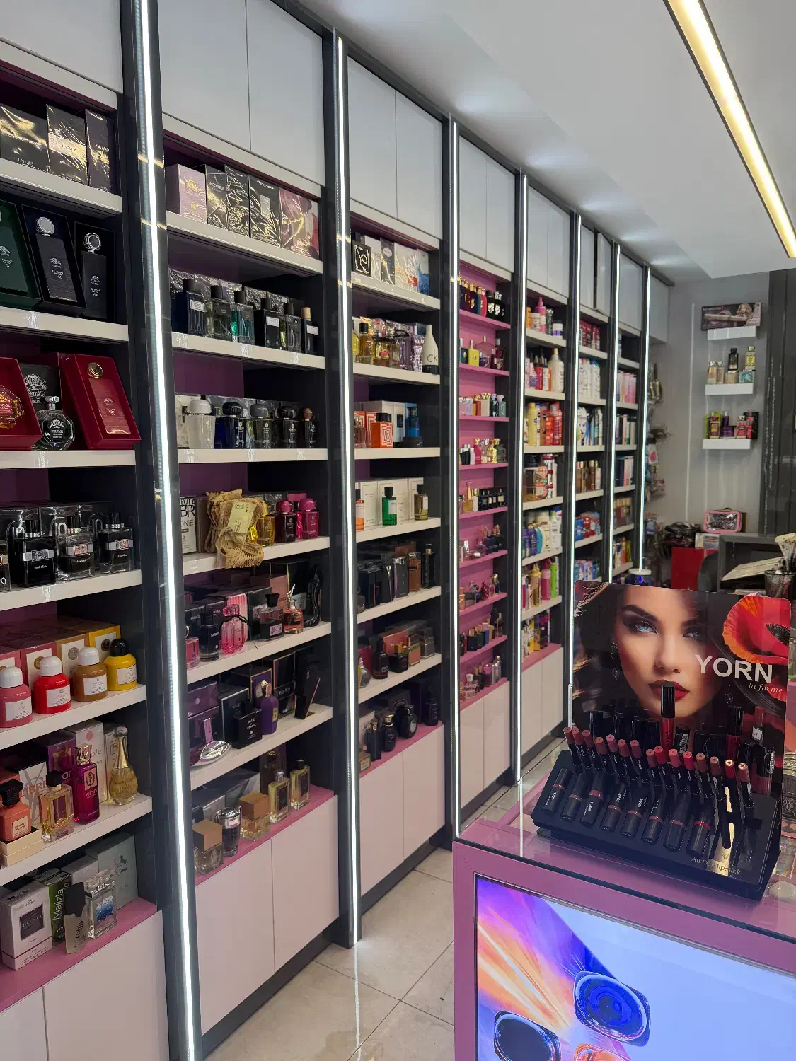 فروشنده خانم فروشگاه آرایشی، بهداشتی و ادکلن|استخدام خدمات فروشگاه و رستوران|تهران, نیروی هوایی (پیروزی)|دیوار