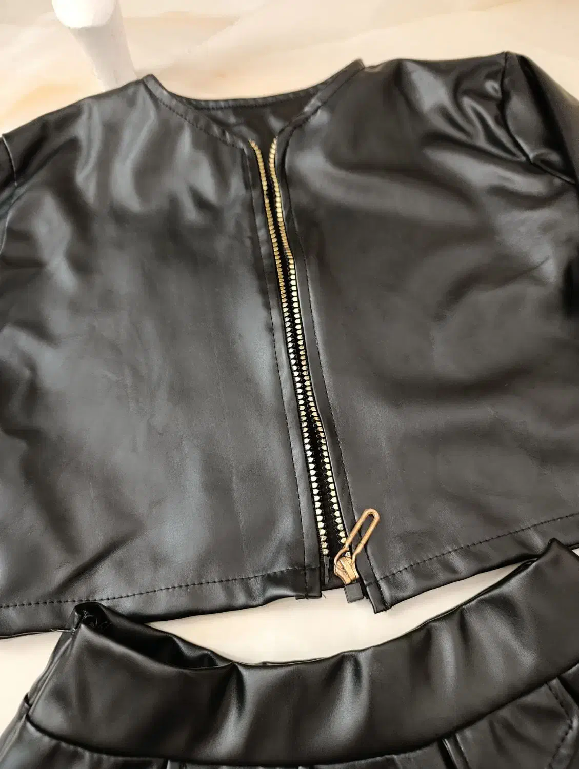 کراپ دامن چرم و پیراهن چرم بچگانه|کفش و لباس بچه|اسفراین, |دیوار