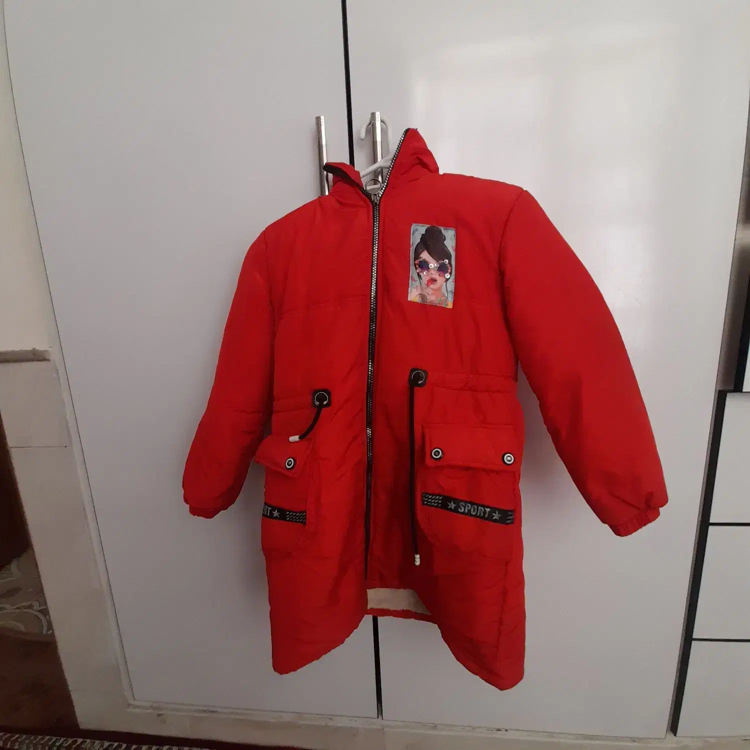 کاپشن|لباس|بهمن صغاد, |دیوار