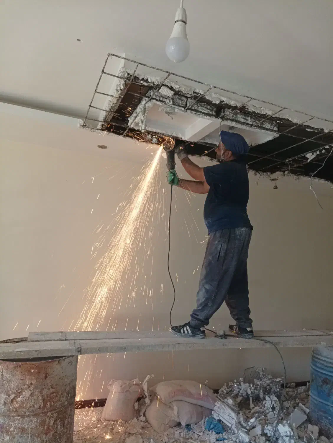 تخریب ساختمان کلی و جزیی واپن و شومینه و گچ بری|خدمات پیشه و مهارت|مشهد, امیر|دیوار