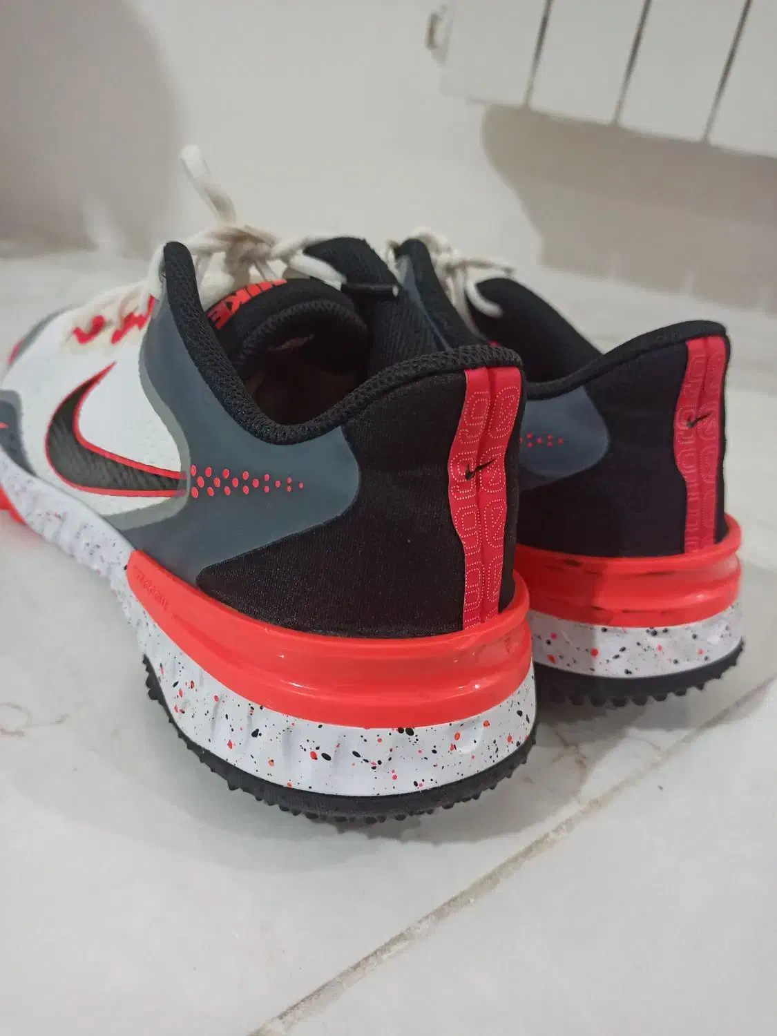 کتونی نایک اورجینال|کیف، کفش، کمربند|ری, شهادت|دیوار