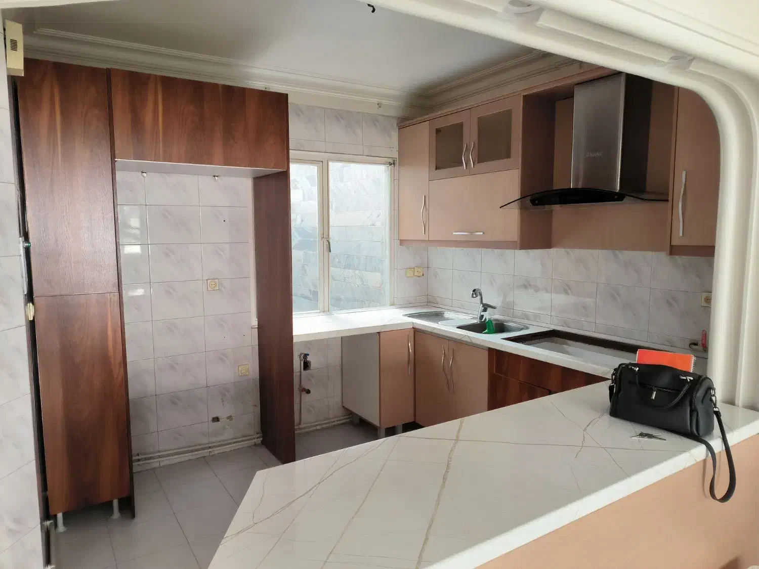 آپارتمان فلکه اول ۱۰۰ متر دو خواب شیک غرق نور