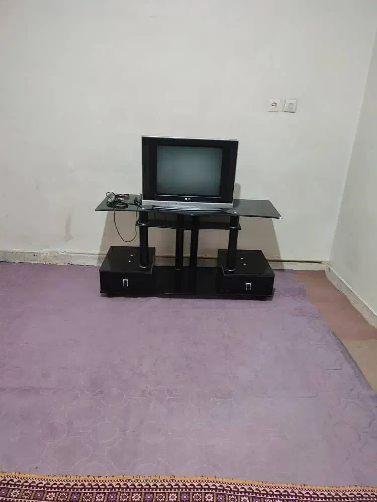 تلویزیون ال جی ۲۱ با میز|تلویزیون و پروژکتور|اصفهان, لیمجیر|دیوار