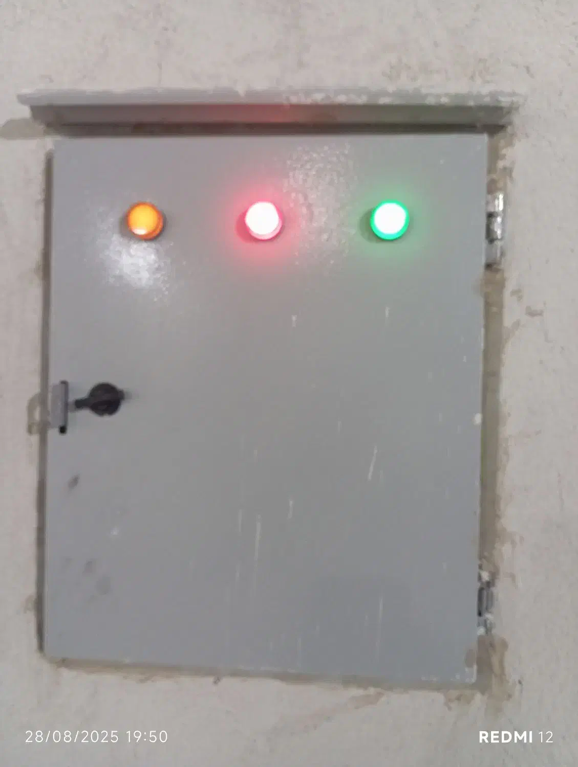 برقکش،برقکار،سیمکش،سیم کشی و برق کشی ساختمان|خدمات پیشه و مهارت|زابل, |دیوار