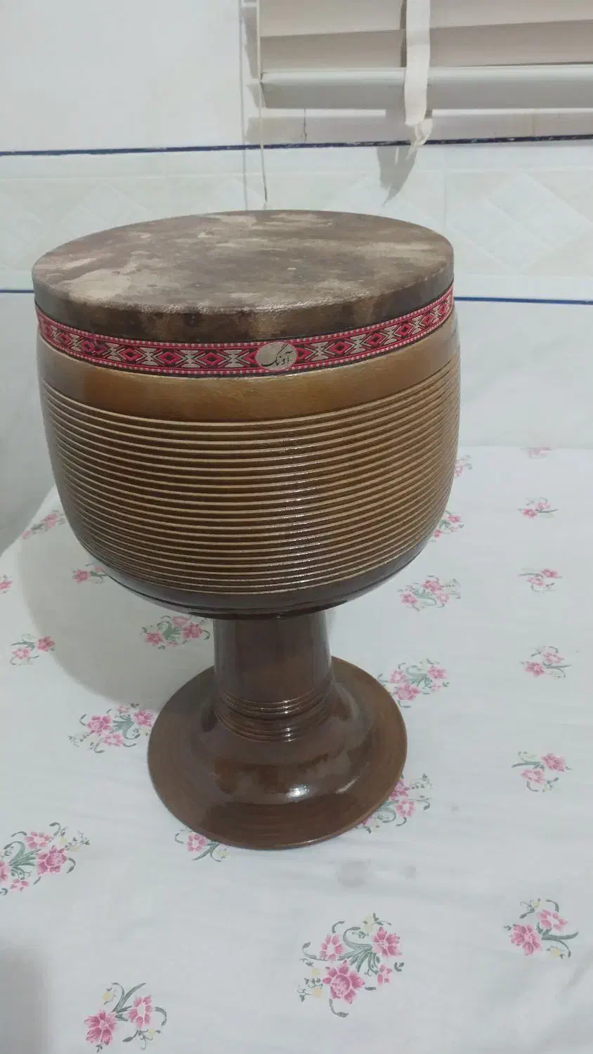 تنبک شیرانی دو مهر دهنه ۲۸|سازهای سنتی|لنجان, |دیوار