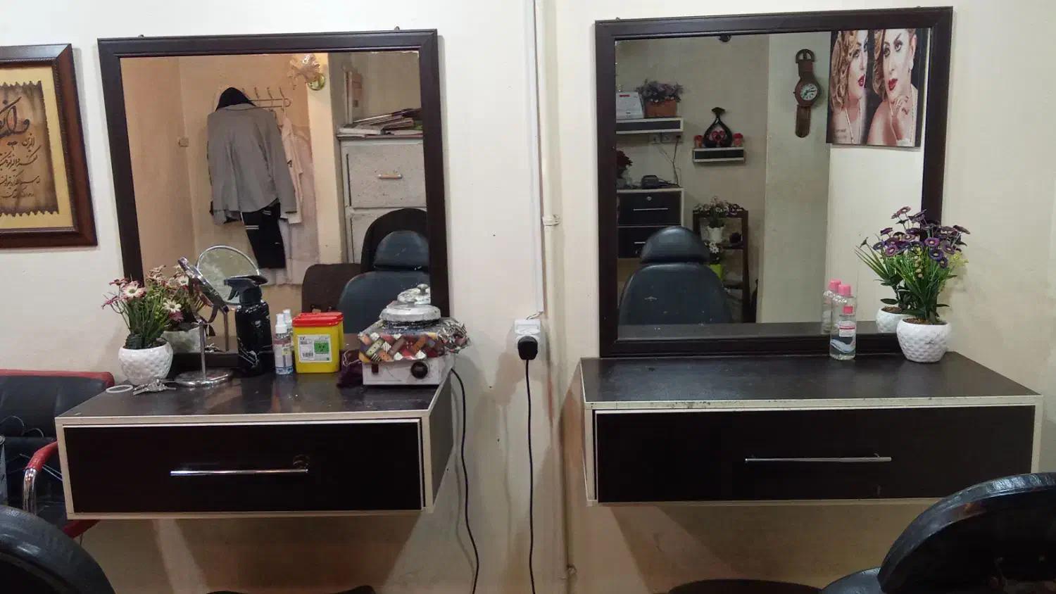 دو جفت میز ارایش با آینه جنس ام دی اف|آرایشگاه و سالن‌های زیبایی|کرمان, |دیوار