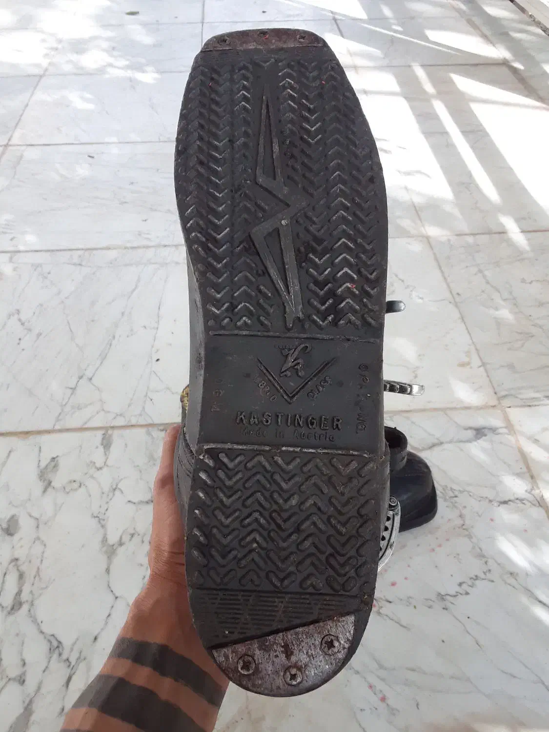 یک جفت کفش اسکی|ورزشهای زمستانی|دماوند, گیلاوند|دیوار