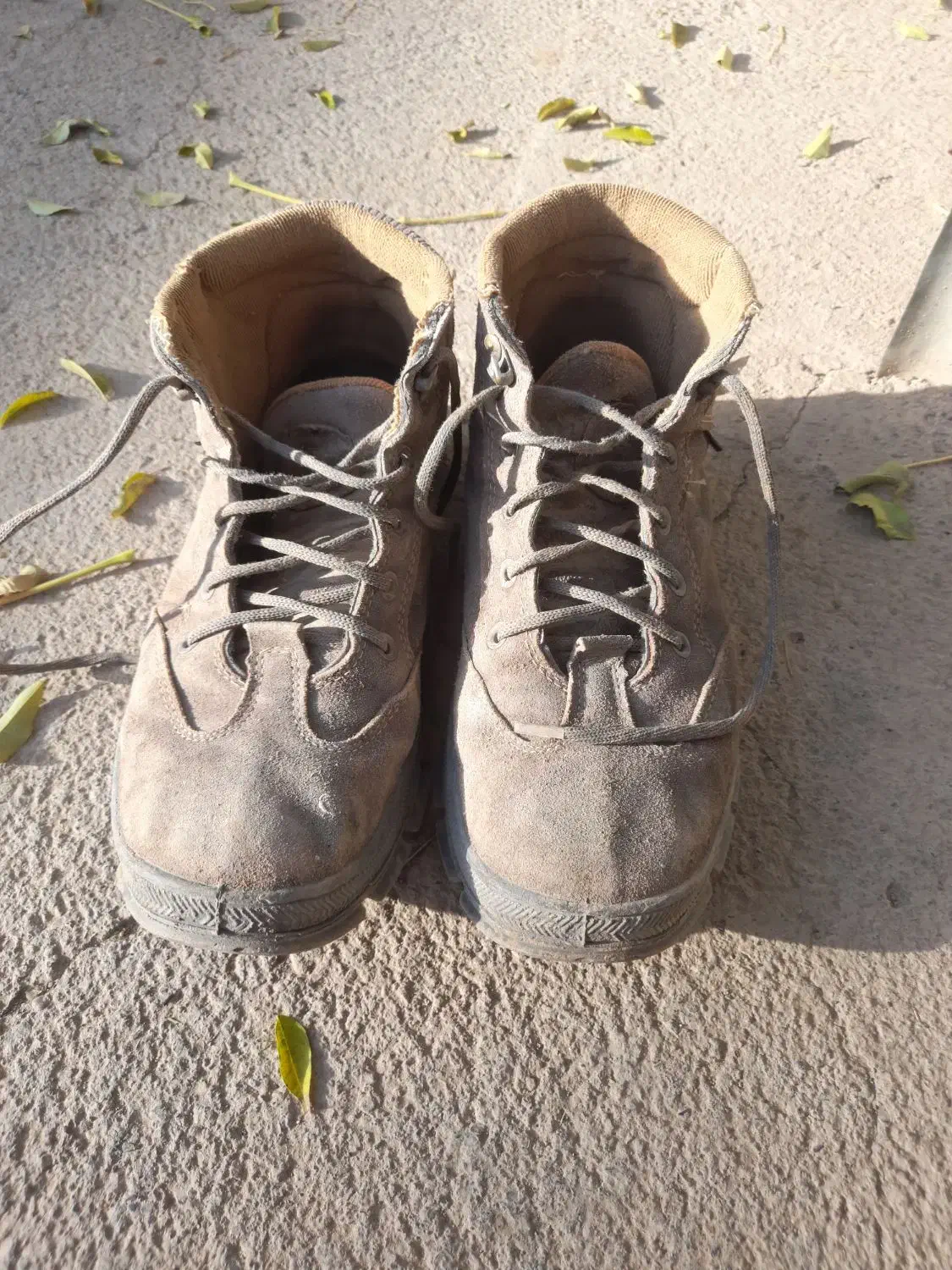 فروش کفش نیم بوت کم کار در حد|کیف، کفش، کمربند|پائین جام, |دیوار