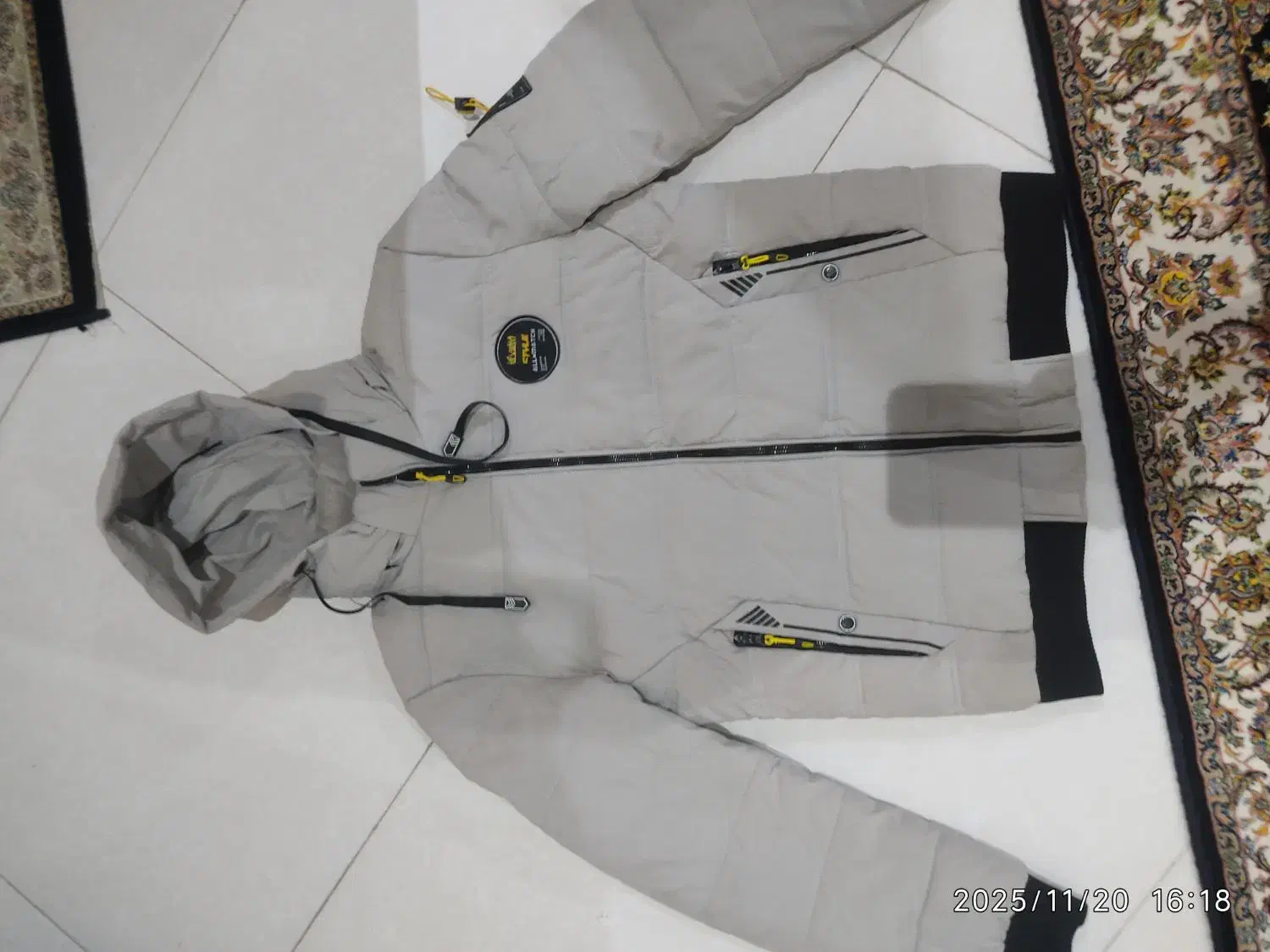 کاپشن|لباس|ری, فیروزآبادی|دیوار