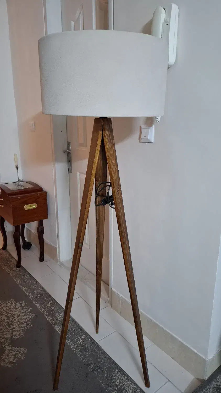 آباژور کنار سالنی چوبی مدل سه پایه|چراغ خواب و آباژور|مهاجران, |دیوار