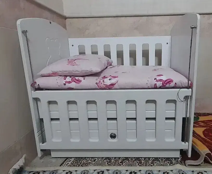 تخت گهواره ای|تخت و صندلی بچه|قم, نیروگاه|دیوار