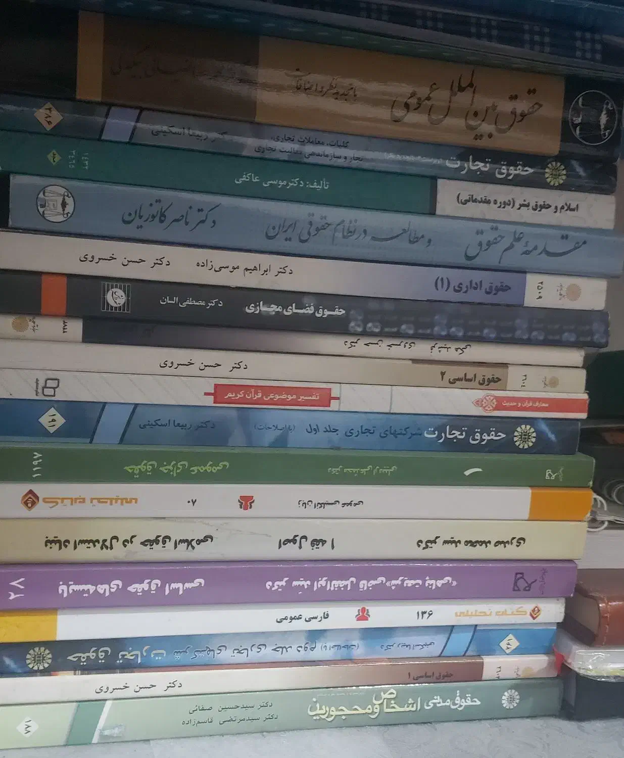 کتاب های عمومی و حقوقی|کتاب و مجله آموزشی|شیراز, باغ تخت|دیوار