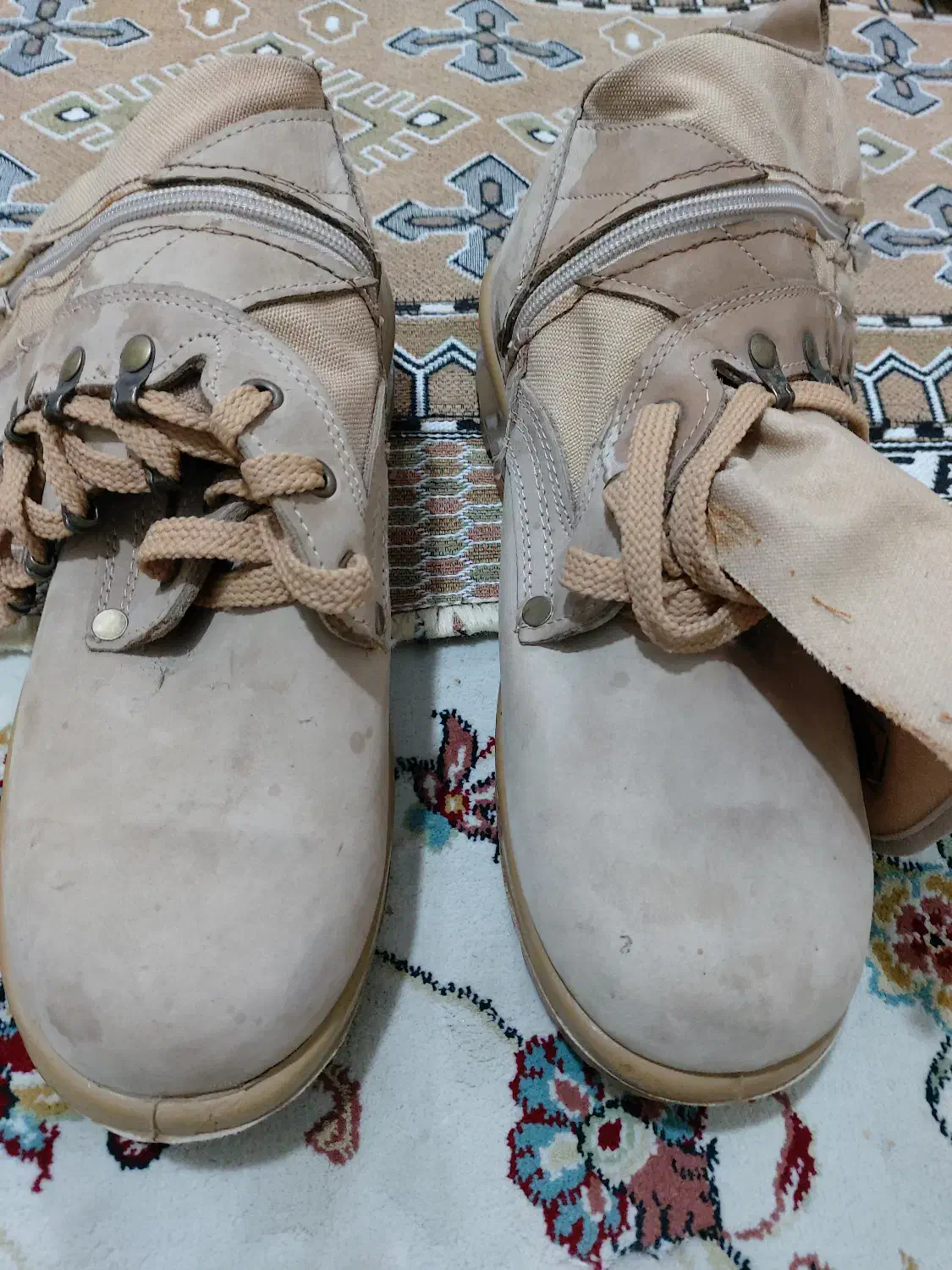 پوتین|کیف، کفش، کمربند|بم, |دیوار