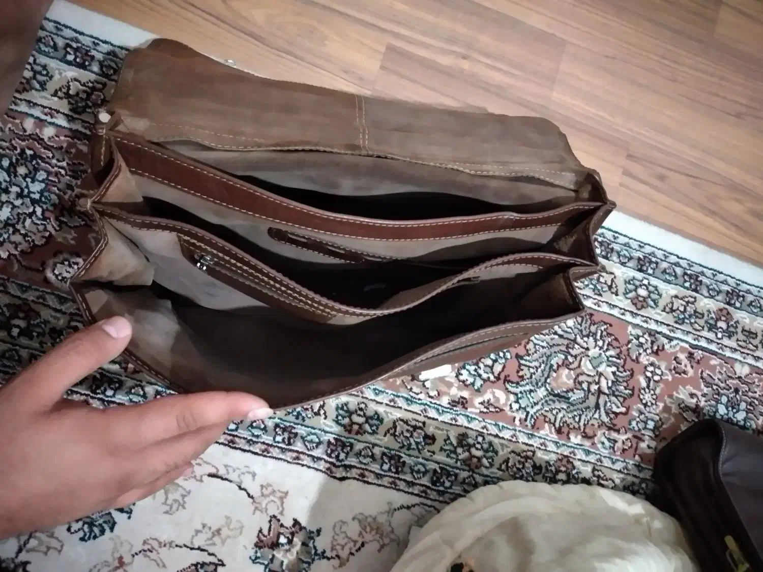 کیف چرمی رمز دار|کیف، کفش، کمربند|پرند, فاز ۵|دیوار