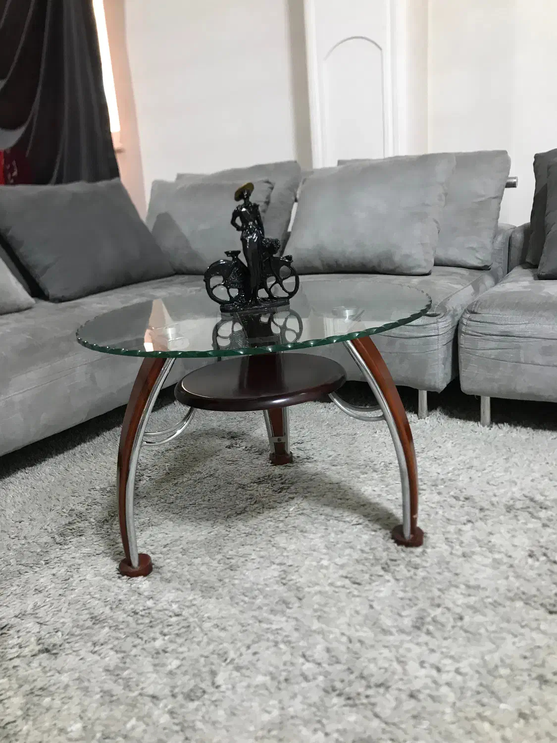 جلومبلی شیشه ای گرد وارداتی|مبلمان خانگی و میز عسلی|رشت, رشتیان|دیوار