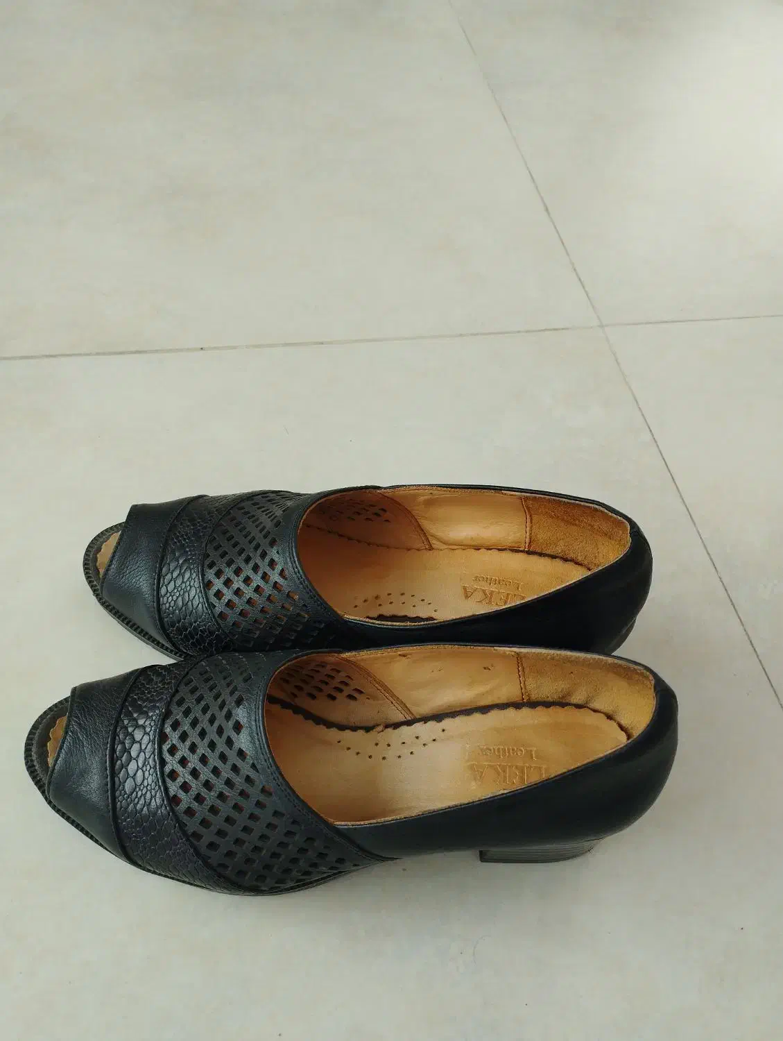 کفش مجلسی|کیف، کفش، کمربند|میانه, |دیوار