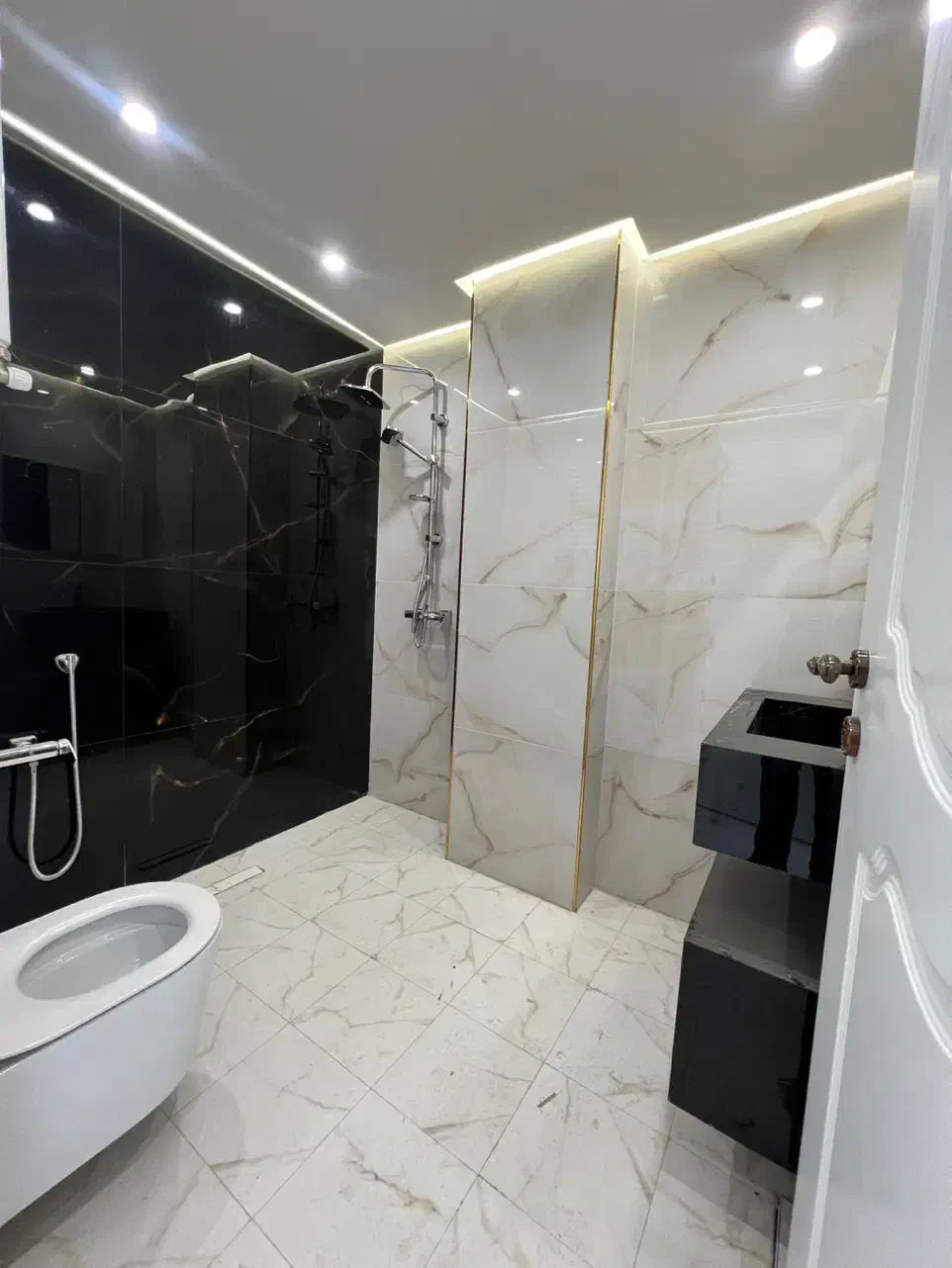 ۱۳۷‌متر/۳‌خواب/نوساز/ویو جذاب/محل دنج ظفر