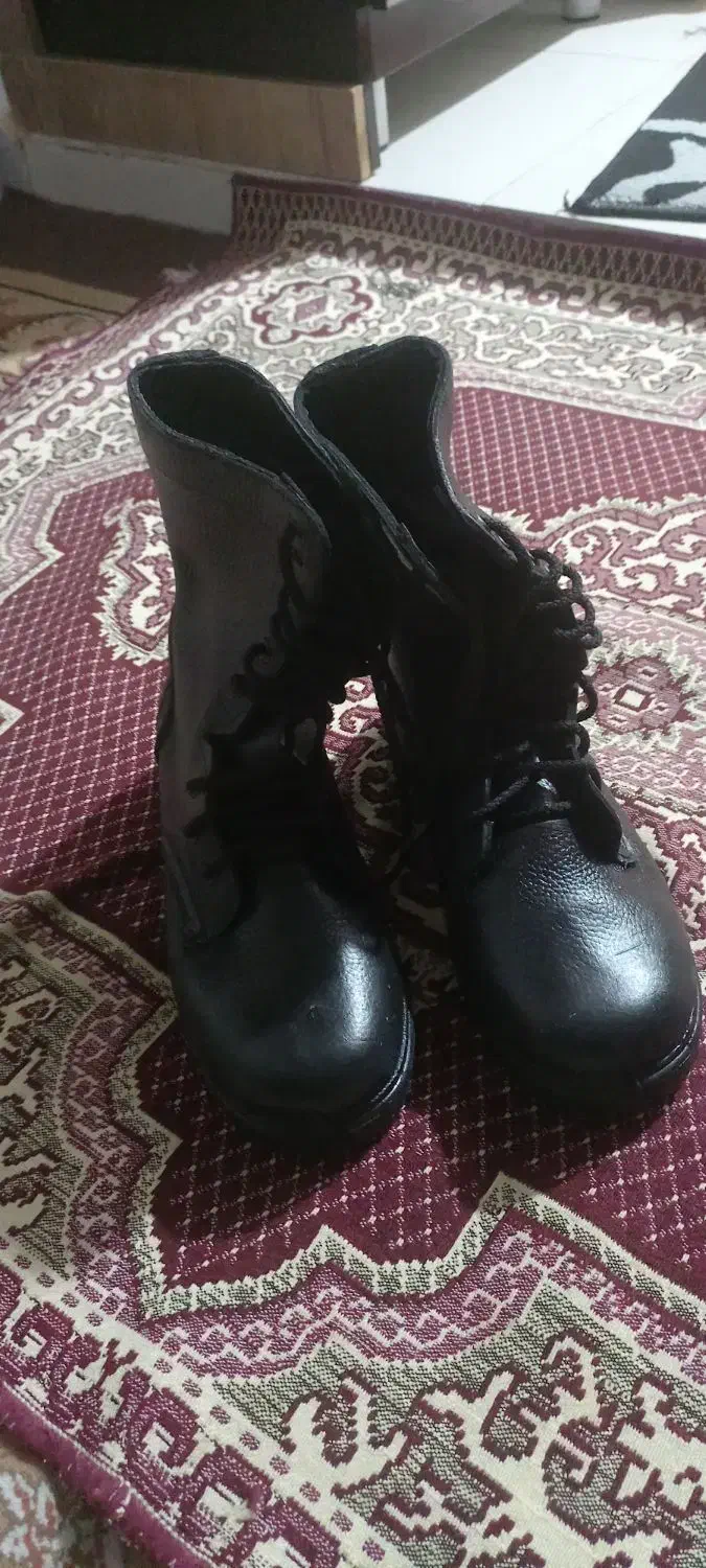 پوتین|کیف، کفش، کمربند|قروه, |دیوار