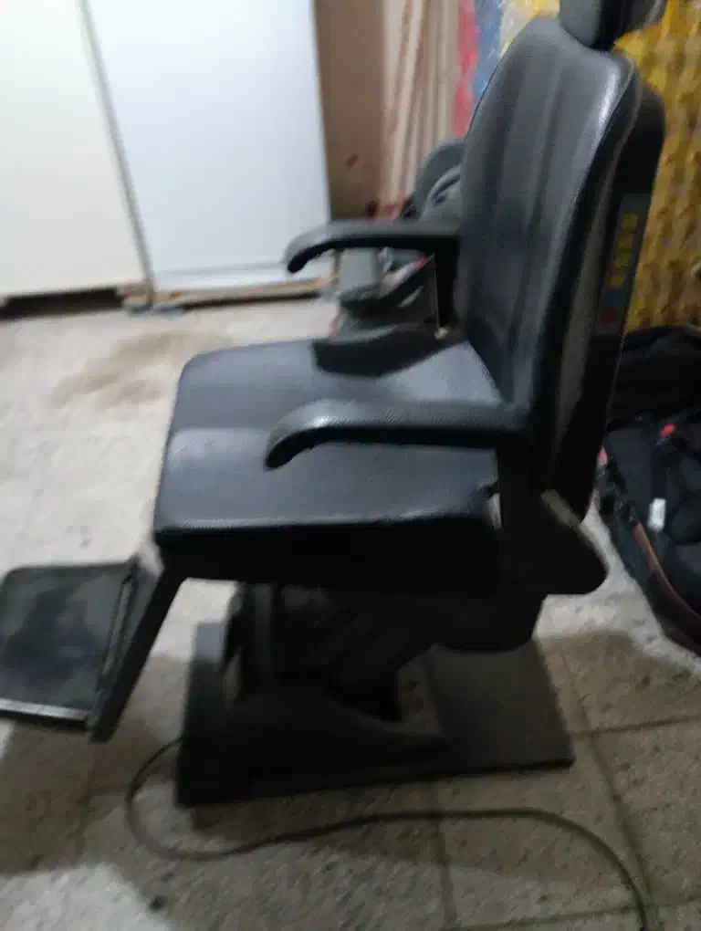 صندلی آرایشگاه. سر شور. میز گردان  و یک عدد کنسول|آرایشگاه و سالن‌های زیبایی|بروجن, |دیوار