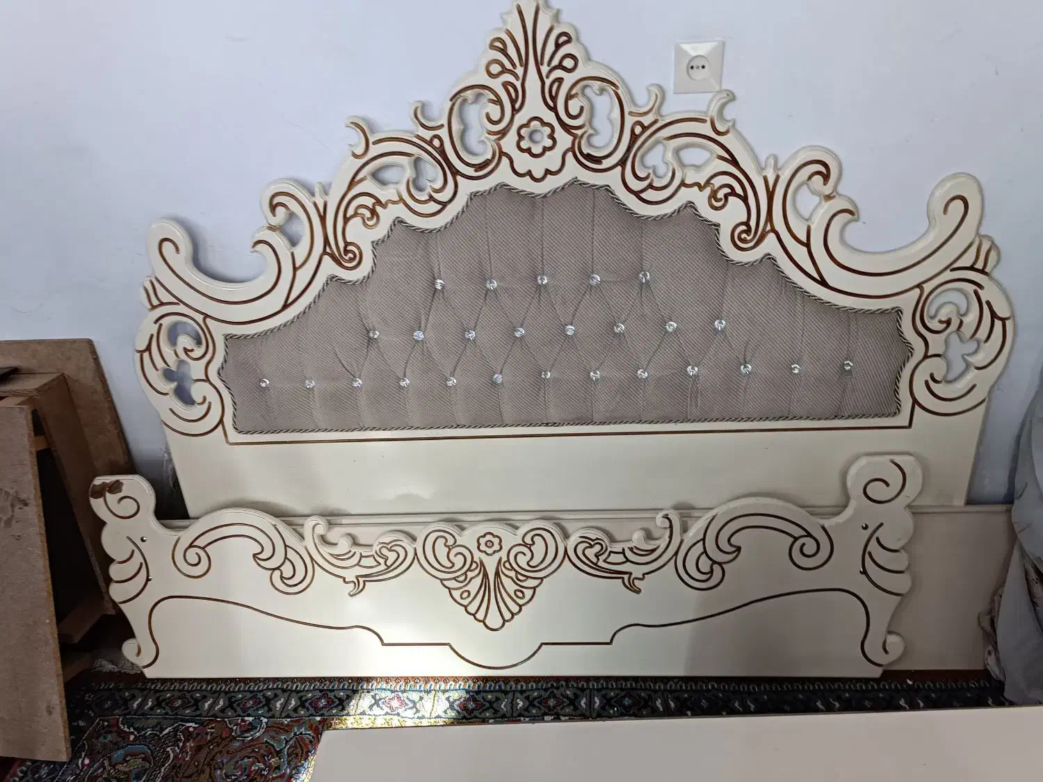 تخت دونفره و بوفه و ساعت و میز تلویزیون|تخت و سرویس خواب|بروجرد, |دیوار