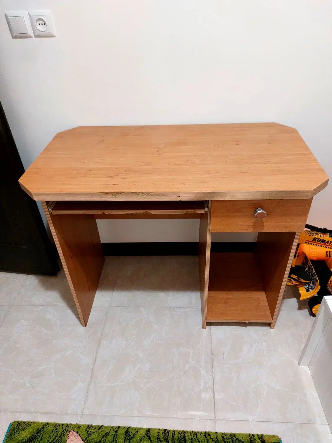 میز تحریر و کامپیوتر کاملا سالم|میز تحریر و کامپیوتر|کیاشهر, |دیوار